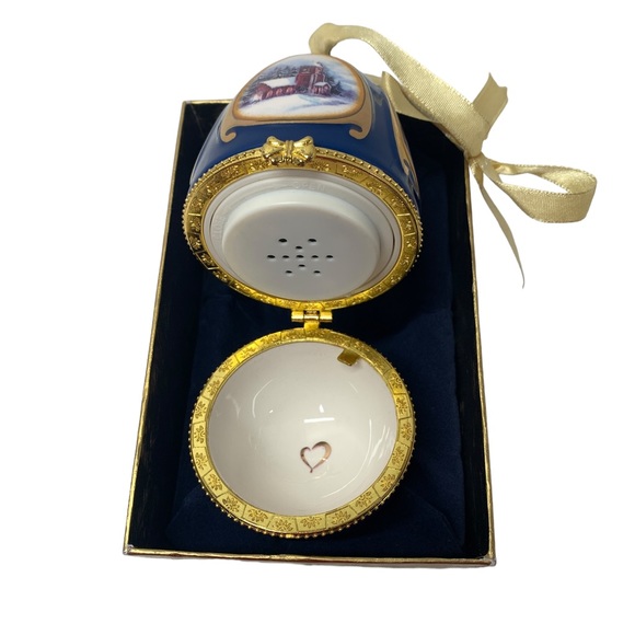 Musical Hinged Ceramic Egg 4" Christmas Ornament - Away in the Manger - Picture 2 of 4